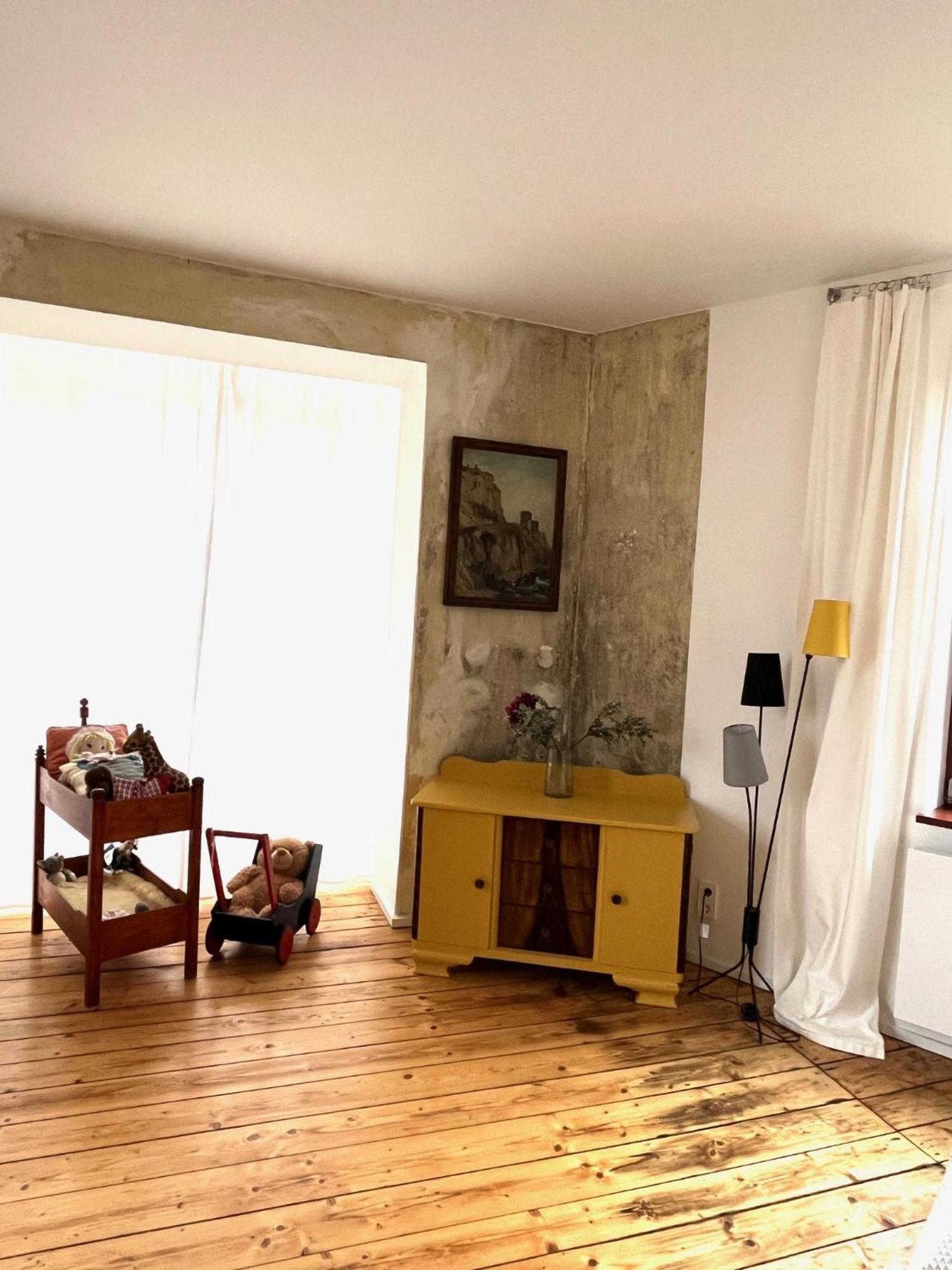 Kuenstlerzimmer Im Kulturhaus Haeselburg Gera Luaran gambar