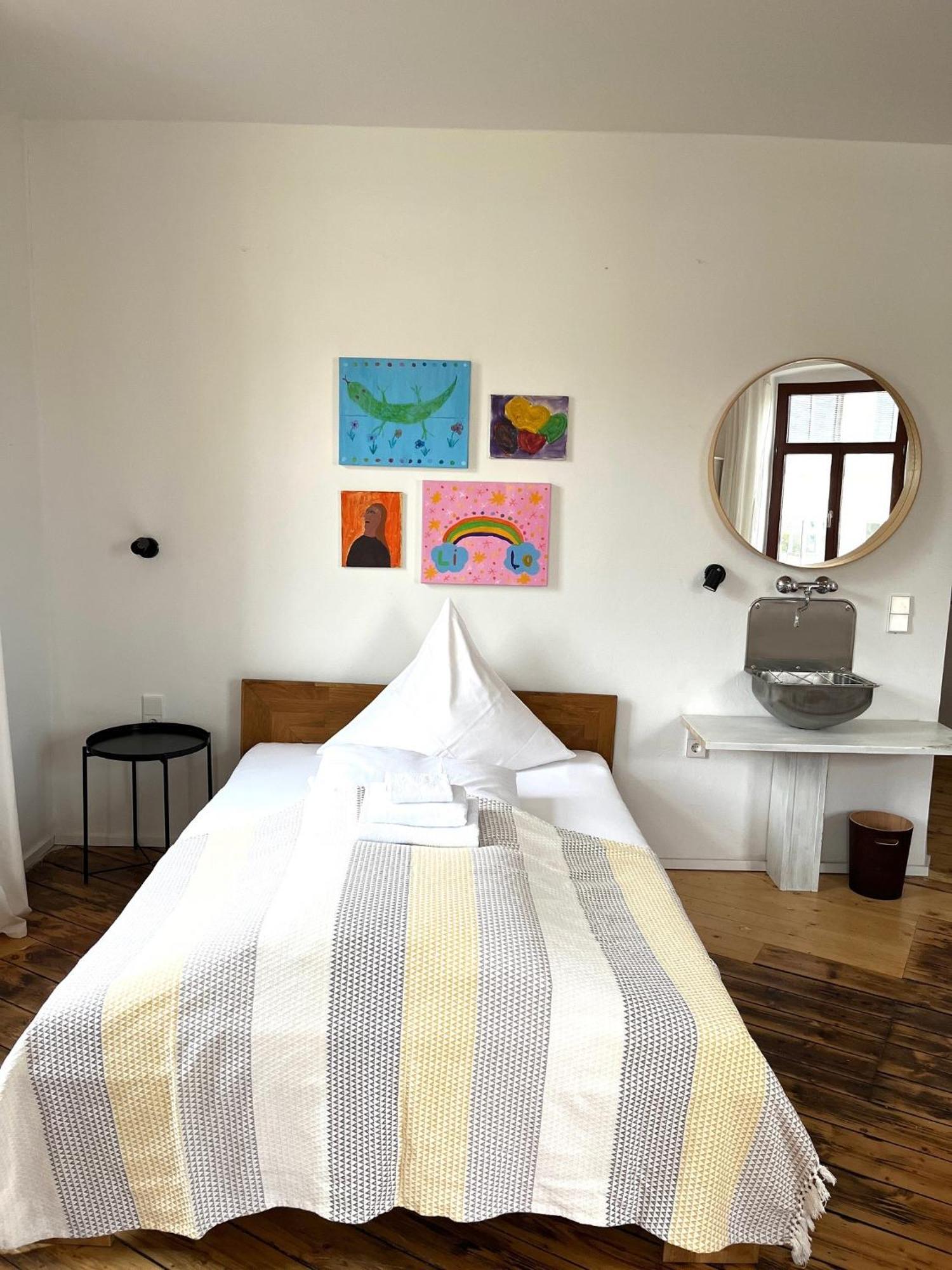 Kuenstlerzimmer Im Kulturhaus Haeselburg Gera Luaran gambar